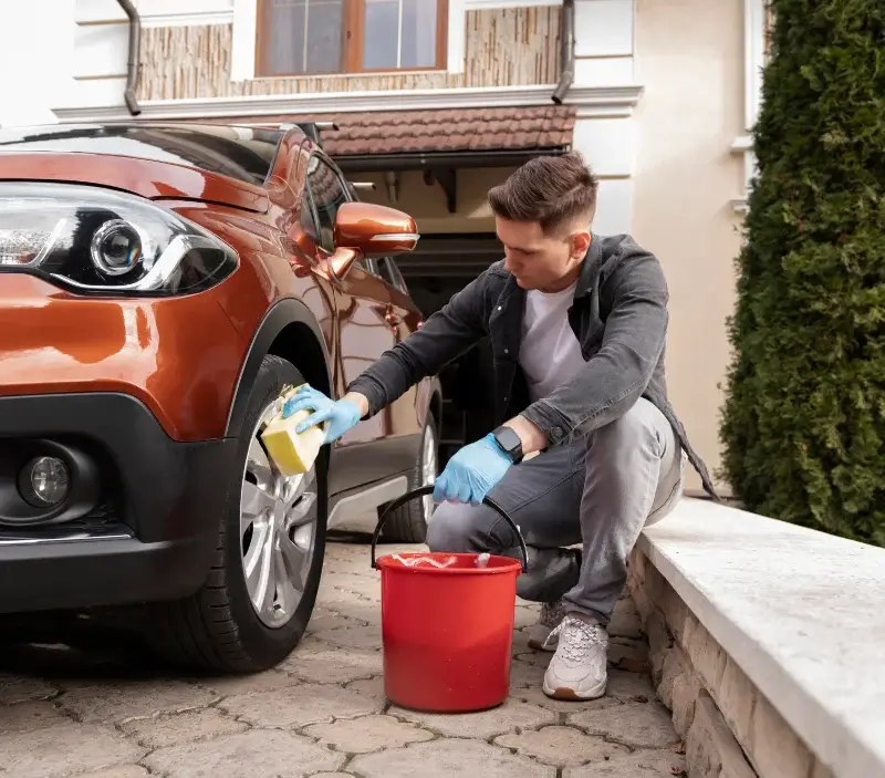 Lavage auto à domicile Lamancine : professionnel intervenant sur un véhicule